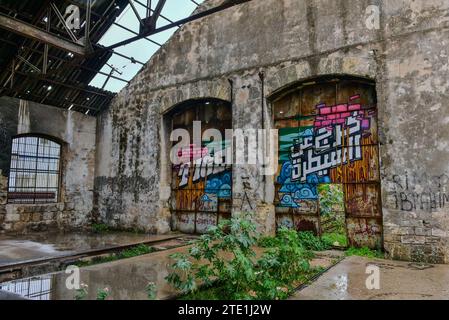 Vecchia stazione ferroviaria di Tripoli. Iniziò le operazioni nel 1911, divenne capolinea della linea Orient Express 1920s-40s, ora in rovina. El-Mina, Tripoli, Libano Foto Stock