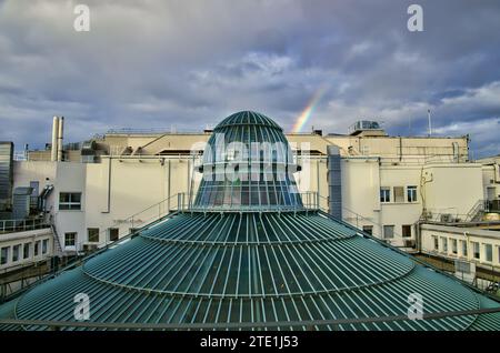 Galeries Lafayette, Boulevard Haussmann, Parigi, Francia - Vista esterna della famosa cupola di vetro del grande magazzino vista dalla sua terrazza sul tetto Foto Stock