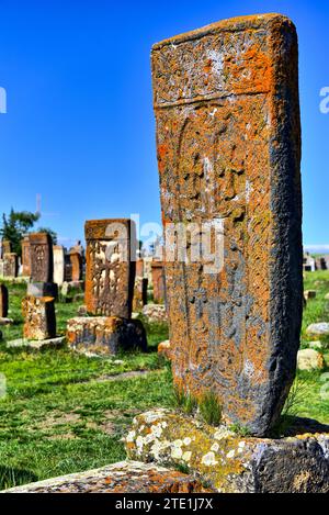 Una delle centinaia di khachkar, lapidi medievali armeni ricoperte di muschio e licheni nel cimitero di Noratus, in Armenia Foto Stock