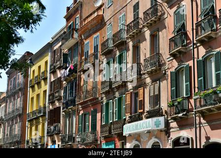 Gruppo di colorati edifici in stile mediterrneo sul lato sud-ovest di corso Vittorio Emanuele II, appena fuori P.za Yenne a Cagliari, Sardegna Foto Stock