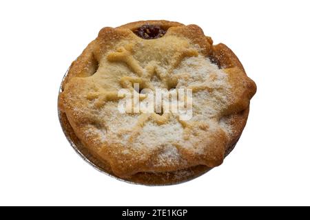 Torta mince Tesco, ricca e decadente, tutta al burro, isolata su sfondo bianco Foto Stock