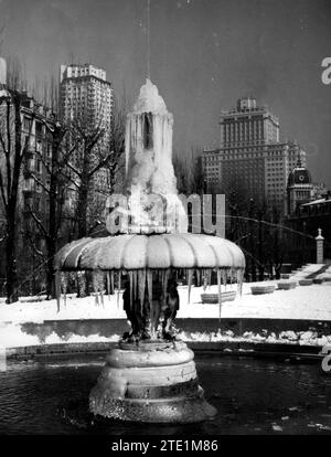 02/04/1963. Fontana ghiacciata dei Giardini Sabatini piena di neve. Crediti: Album / Archivo ABC / Teodoro Naranjo Domínguez Foto Stock