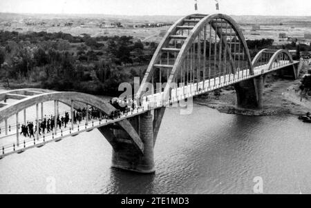 Sástago (Saragozza), agosto 1942. Ponte sul fiume Ebro il giorno della sua inaugurazione. Crediti: Album / Archivo ABC / Miguel Marín Chivite Foto Stock