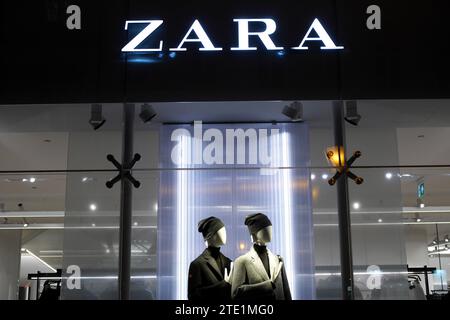 Vetrina del negozio Zara, esposizione di abbigliamento e logo, Vaci utca, Budapest, Ungheria Foto Stock