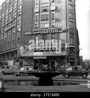 Madrid, 1970. Il Palacio de la Prensa con il poster per il film "l'assassinio di Giulio Cesare", interpretato da Charlton Heston. Crediti: Album / Archivo ABC / Luis Alonso Foto Stock