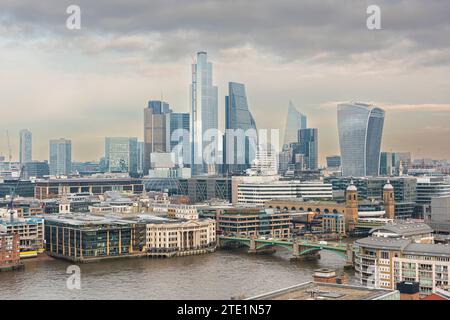 La città di Londra si affaccia sul Tamigi da Bankside Foto Stock