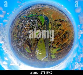 Vista aerea, fiume Ruhr con la centrale elettrica Hohenstein nella valle della Ruhr, montagne Ardey e foresta con alberi decidui autunnali e noi Foto Stock