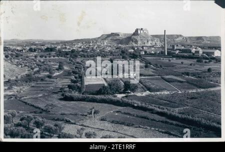 05/31/1935. Vista generale di Monzón con il suo famoso castello e la fabbrica di zucchero. Crediti: Album / Archivo ABC Foto Stock