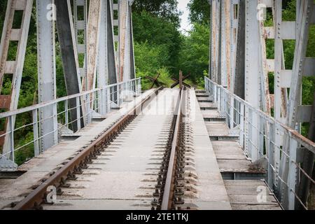 Ponte ferroviario bloccato da ricci anticarro (cechi) Foto Stock