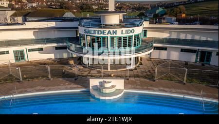 Il Lido Saltdeo, un tempo in rovina, costruito nel 1937-8, è stato finalmente restaurato dopo essere stato salvato dalla gente del posto (che ha istituito collettivamente la Saltdean Lido Community Interest Company), dall'essere bulldozzato per gli appartamenti nel 2013. Finanziato dalla National Lottery attraverso il National Lottery Heritage Fund, Brighton and Hove City Council, Historic England e Years of Community fundraising il capolavoro Art Deco è stato proclamato dalla 20th Century Society come "probabilmente la piscina all'aperto più significativa dal punto di vista architettonico del paese". Saltdean, East Sussex, Regno Unito. Foto Stock