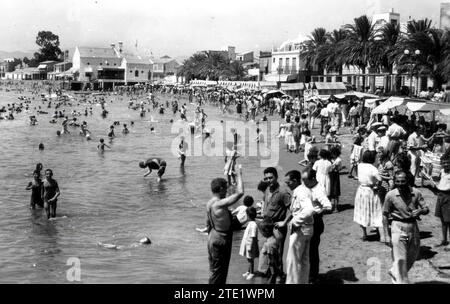 Águilas (Murcia). 1963. Bagnanti sulla spiaggia di Poniente. Crediti: Album / Archivo ABC Foto Stock