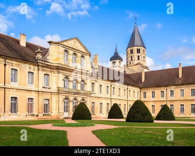 Cluny, Francia - 14 ottobre 2023: L'abbazia di Cluny in Borgogna fu uno dei centri religiosi più influenti del Medioevo Foto Stock