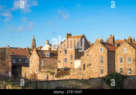 Vista posteriore delle tradizionali case in pietra di Ness Street, Berwick upon Tweed, Northumberland, Inghilterra, Regno Unito Foto Stock
