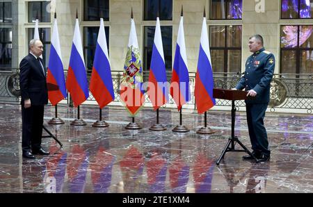 Mosca, Russia. 19 dicembre 2023. Il presidente russo Vladimir Putin, se ne andò durante la cerimonia di presentazione della Stella d'Oro per il tenente Roman Debely presso il Centro nazionale di controllo della difesa, il 19 dicembre 2023 a Mosca, in Russia. Crediti: Mikhail Klimentyev/Cremlino Pool/Alamy Live News Foto Stock