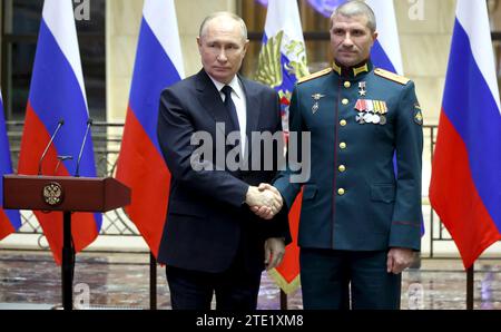 Mosca, Russia. 19 dicembre 2023. Il presidente russo Vladimir Putin, a sinistra, stringe la mano al tenente Alexei Spesivtsev dopo aver presentato la medaglia d'oro al Centro nazionale di controllo della difesa, il 19 dicembre 2023 a Mosca, in Russia. Crediti: Mikhail Klimentyev/Cremlino Pool/Alamy Live News Foto Stock