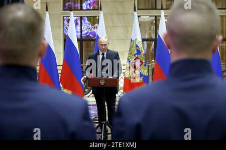 Mosca, Russia. 19 dicembre 2023. Il presidente russo Vladimir Putin pronuncia osservazioni durante una cerimonia per presentare le medaglie della Stella d'oro ai membri del servizio presso il Centro nazionale di controllo della difesa, il 19 dicembre 2023 a Mosca, in Russia. Crediti: Mikhail Klimentyev/Cremlino Pool/Alamy Live News Foto Stock