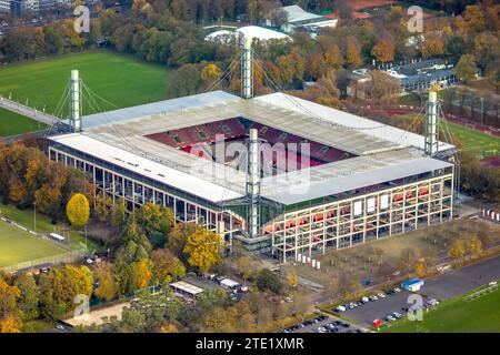 Vista aerea, stadio della Bundesliga RheinEnergieStadion of 1. FC Köln, ex Müngersdorfer Stadion, campo da calcio e campi di allenamento circondati da Foto Stock