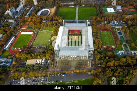 Vista aerea, stadio della Bundesliga RheinEnergieStadion di 1 FC Köln, ex campo da calcio e campi di allenamento Müngersdorfer Stadion circondati dall'autum Foto Stock