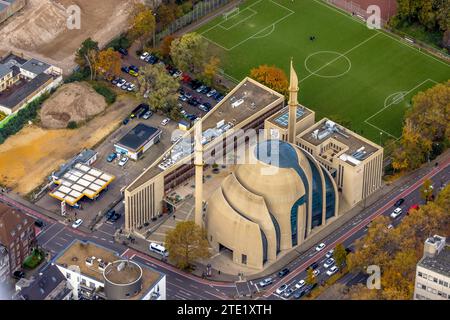 Vista aerea, Moschea centrale Ditib di Colonia con design moderno, nuovo centro sportivo del quartiere, campo da calcio Ehrenfeld, Ehrenfeld, Colonia, Rhinel Foto Stock