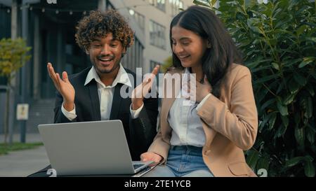 Partner commerciali indiani arabi persone colleghi colleghi colleghi uomo d'affari donna d'affari lavoratori manager con notebook vincono con computer in Foto Stock