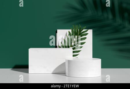 Ambiente di prodotti di bellezza o di salute con podi bianchi e foglie di palma tropicale con sfondo verde. Modello mockup per l'esposizione del prodotto per placeme Foto Stock