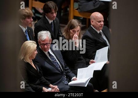 Famiglia di giudice associato in pensione della Corte Suprema Sandra Day o Connor partecipa al suo funerale presso la Washington National Cathedral di Washington, DC martedì 19 dicembre 2023. Il giudice o Connor, nativo dell'Arizona, nominato dal presidente degli Stati Uniti Ronald Reagan, divenne la prima donna a servire nella corte più alta della nazione, prestò servizio dal 1981 al 2006 e morì il 1 dicembre 2023 all'età di 93 anni. Copyright: XRodxLamkeyx/xCNPx/MediaPunchx Foto Stock