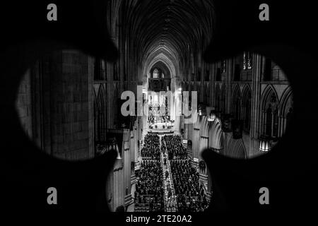 Lo scrigno del giudice associato in pensione della Corte Suprema Sandra Day o Connor è scortato dalla Washington National Cathedral di Washington, DC martedì 19 dicembre 2023. Il giudice o Connor, nativo dell'Arizona, nominato dal presidente degli Stati Uniti Ronald Reagan, divenne la prima donna a servire nella corte più alta della nazione, prestò servizio dal 1981 al 2006 e morì il 1 dicembre 2023 all'età di 93 anni. Copyright: XRodxLamkeyx/xCNPx/MediaPunchx Foto Stock