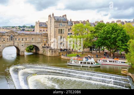 Barche turistiche sul fiume Avon a Pulteney Bridge e Weir a Bath. Somerset, Inghilterra Foto Stock