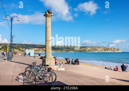 Vista sul lungomare e sul monumento commemorativo King Alfred a Swanage. Dorset, Inghilterra Foto Stock