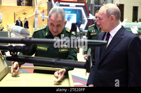 Mosca, Russia. 19 dicembre 2023. Il presidente russo Vladimir Putin, a destra, visita una mostra di hardware militare moderno con il ministro della difesa Sergei Shoigu, a sinistra, presso il Centro nazionale di controllo della difesa, il 19 dicembre 2023 a Mosca, in Russia. Crediti: Mikhail Klimentyev/Cremlino Pool/Alamy Live News Foto Stock