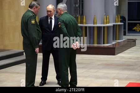 Mosca, Russia. 19 dicembre 2023. Il presidente russo Vladimir Putin parla con il capo di stato maggiore delle forze armate Valery Gerasimov, a sinistra, e con il ministro della difesa Sergei Shoigu, a destra, presso il Centro nazionale di controllo della difesa, il 19 dicembre 2023 a Mosca, in Russia. Crediti: Mikhail Klimentyev/Cremlino Pool/Alamy Live News Foto Stock