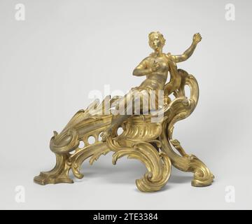 Fire Bink di bronzo dorato su Pase con voltui di foglie, con un uomo in veste svolazzante e una donna con un frammento di uno strumento nella mano sinistra, il tridente è mancante, anonimo, c. 1750 - c. 1760 Firebok in bronzo ciziato e dorato. La base è costituita da voltuten di foglie, parzialmente aperto in un motivo simile a un cartiglio. Questo motivo è continuato in una forma renale chiusa sotto il luogo in cui una donna è seduta, circondata da un abito svolazzante. La donna ha un frammento di strumento nella mano sinistra. Il corrispondente Firebok mostra una figura maschile; vedere: BK-14853-A.. Bronzo di Parigi (metallo). doratura (materiale) gild Foto Stock