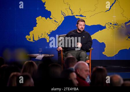 Kiev, Ucraina. 19 dicembre 2023. Il presidente ucraino Volodymyr Zelenskyy ascolta una domanda durante la sua conferenza stampa annuale di fine anno, il 19 dicembre 2023, a Kiev, Ucraina. Credito: Ucraina Presidenza/Ucraina Presidenza/Alamy Live News Foto Stock