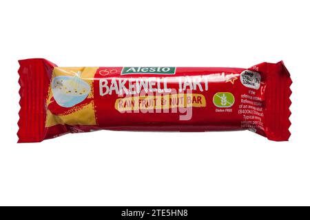Alesto Bakewell Tart, frutta cruda e nocciole da Lidl, isolato su sfondo bianco - Bakewell Tart, aroma naturale, frutta secca e barretta di anacardi Foto Stock