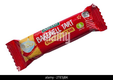 Alesto Bakewell Tart, frutta cruda e nocciole da Lidl, isolato su sfondo bianco - Bakewell Tart, aroma naturale, frutta secca e barretta di anacardi Foto Stock