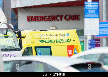 Hull Royal Infirmary, Hull, E. Yorkshire, Regno Unito. 19 dicembre 2023. I giovani medici continuano a colpire. Secondo la BMA, l'obiettivo è quello di ottenere 1.il ripristino completo della retribuzione per invertire il forte calo salariale che i medici in formazione devono affrontare dal 2008/9 2. Concordare con il governo un meccanismo per evitare future riduzioni rispetto al costo della vita e dell'inflazione; 3. Riformare il processo DDRB (organismo di revisione dei medici e dei dentisti) in modo che gli aumenti di stipendio possano essere raccomandati in modo indipendente ed equo per salvaguardare il reclutamento e la conservazione dei medici in formazione. Bridget Catterall AlamyLiveNews. Foto Stock