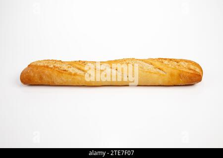 Baguette di qualità appena sfornata con vista laterale su sfondo bianco Foto Stock