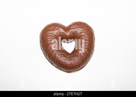 Biscotto a cuore di pan di zenzero ricoperto di cioccolato e isolato su sfondo bianco Foto Stock