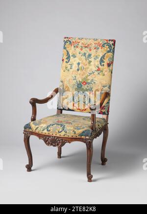 Poltrona in noce con tappezzeria Petit-Point, anonima, c. 1700 - c. 1725 poltrona in noce con tappezzeria Petit-Point e schienale in rovere e gambe posteriori. I sedili poggiano su sottoscocca con gambe A forma di S. Le gambe anteriori hanno una voluta con un motivo a foglia sul fondo e un motivo a conchiglia sopra il gonfiore. Le stelle del bracciolo si trasformano in braccioli di tenuta, terminando con la voluta di Acanthus. La tappezzeria mostra motivi di vasi e mazzi di fiori. Parte di un ameblement di sei poltrone (inv.no. Da BK-16024-A a -F), da Castle Eerde (O.). Legno dei Paesi Bassi settentrionali (materiale vegetale). ricamo in noce (legno duro) Foto Stock