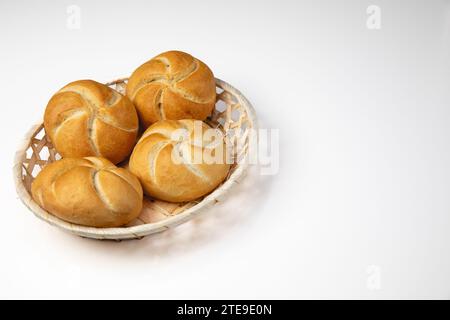Involtini Kaiser tedeschi in cestino per la colazione Foto Stock