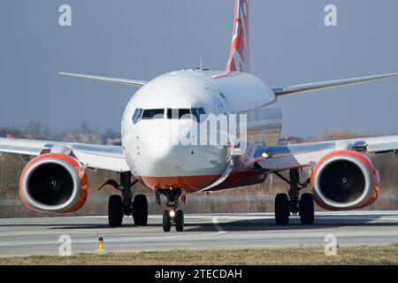Faccia a faccia con il Boeing 737-800 SkyUp Airlines che gira sulla pista per il decollo da Leopoli Foto Stock