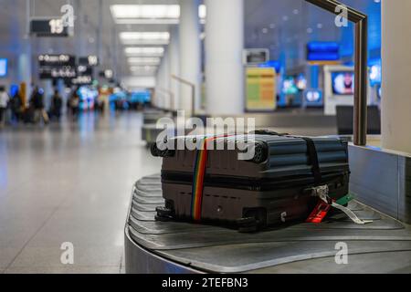Valigia o bagaglio con nastro trasportatore in aeroporto. Foto Stock