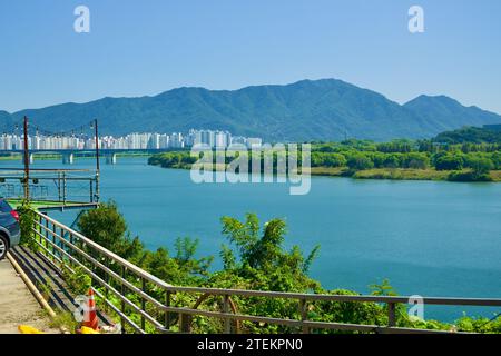 Namyangju City, Corea del Sud - 30 settembre 2023: Una vista accattivante dalla cima del passo Mieumnaru, che mostra l'ampia bellezza del Riv Han Foto Stock