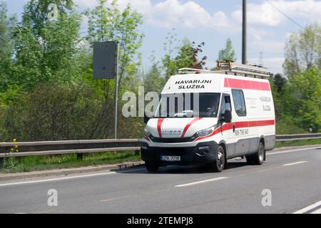 OSTRAVA, REPUBBLICA CECA - 11 MAGGIO 2023: Iveco Daily of Emergency Service con effetto motion blur in Repubblica Ceca Foto Stock