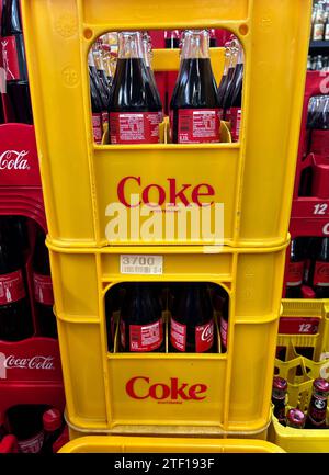 Bayern, Deutschland 20. Dicembre 2023: Hier der Blick im Supermarkt, Getränkemarkt auf eine Kiste, Getränkekiste, Coca-Cola, Coca Cola, Erfrischungsgetränk Pfandflaschen, Glasflaschen *** Baviera, Germania 20 dicembre 2023 qui la vista nel supermercato, mercato delle bevande su una cassa, cassa delle bevande, Coca Cola, Coca Cola, bibite analcoliche bottiglie restituibili, bottiglie di vetro Foto Stock