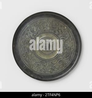 Specchio con motivi stilizzati uccello-drago, anonimo, c. -300 - c. -200 tre draghi con coda che termina in Zigzagelessge. La patina è grigio-verde. Cina bronzo (metallo) tre draghi con coda che termina a Zigzagelessge. La patina è grigio-verde. Cina bronzo (metallo) Foto Stock
