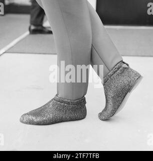 Fiera internazionale delle calzature a Jaarbeurs a Utrecht, Stiefelette, scarpe leggere CA. 13 aprile 1964 Foto Stock