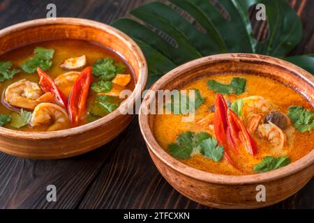 Ciotole di zuppa tom Yum con e senza latte di cocco Foto Stock