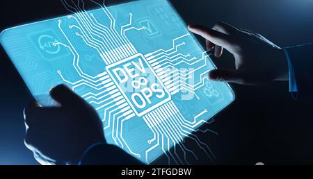 Sviluppo Agile e concetto di ottimizzazione DevOps su schermo virtuale. Foto Stock