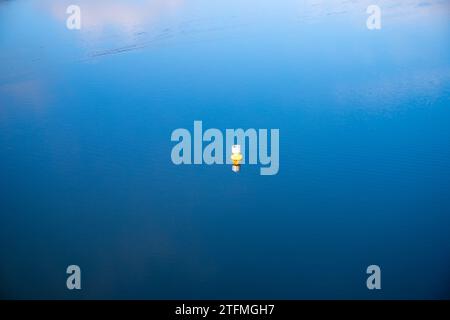 Boa su un mare, acqua blu e riflessione nuvole, Edersee Foto Stock